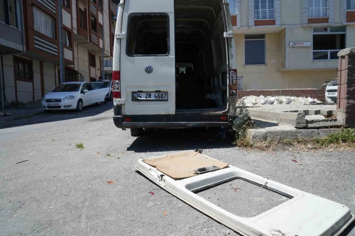 Arnavutköy’de terk edilmiş araçlar mahallelinin korkulu rüyası oldu
