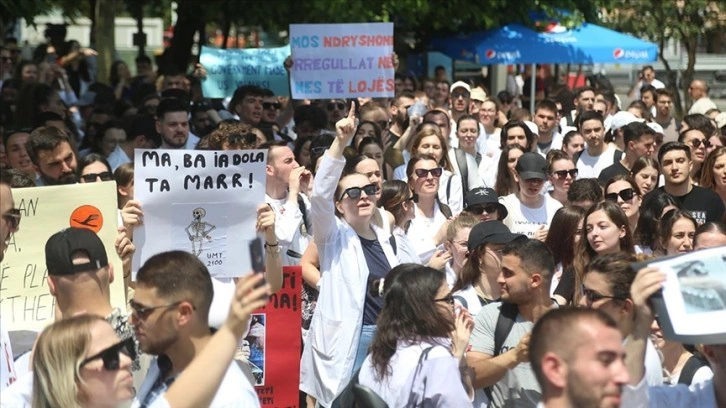 Arnavutluk’ta tıp öğrencilerinden protesto