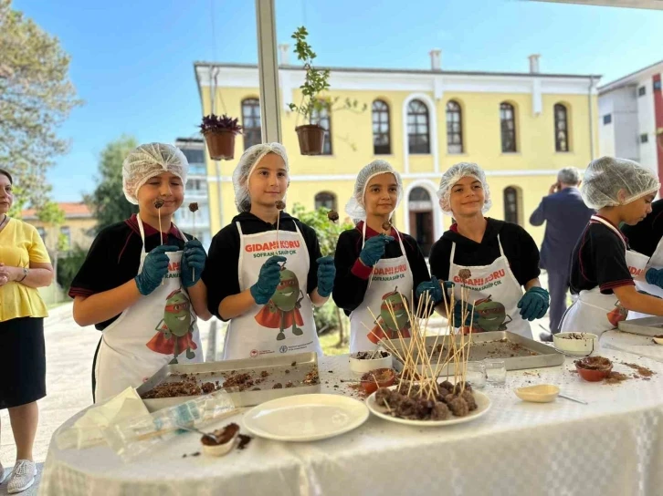 Artık ekmek ve keklerden çikolata topu yaptılar, israfa dikkat çektiler
