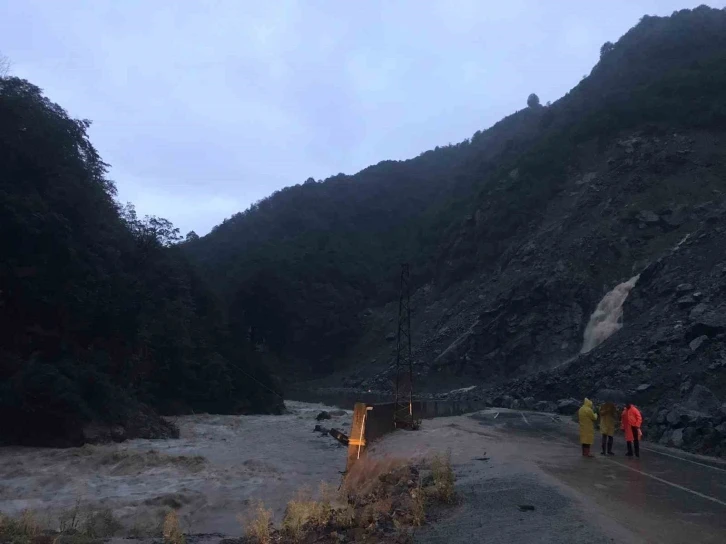 Artvin’de dereler taştı, köy yolları ulaşıma kapandı
