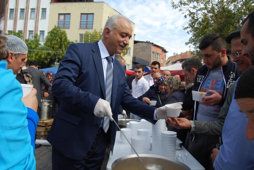 Başkan Tatlıoğlu aşure dağıttı