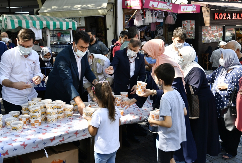 Çarşıda aşure bereketi