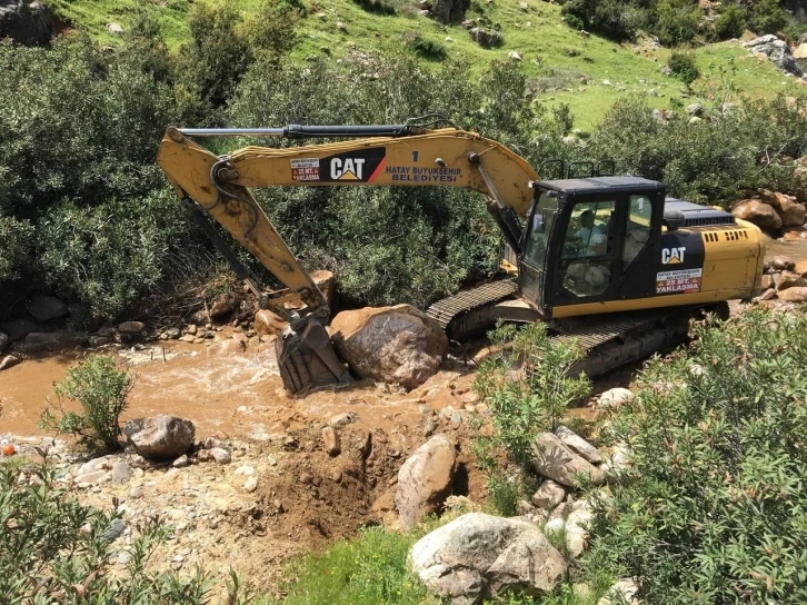 Asırlık çayın deprem sonrası yer altına girmesi böyle görüntülendi
