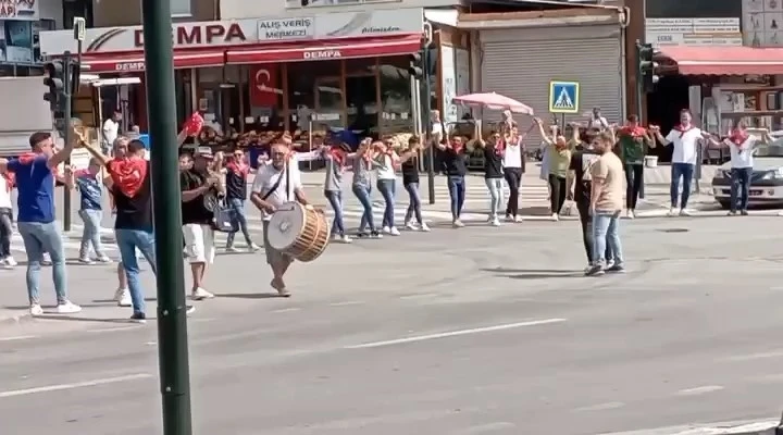 Bursa’da asker eğlencesi yapan bir grup genç