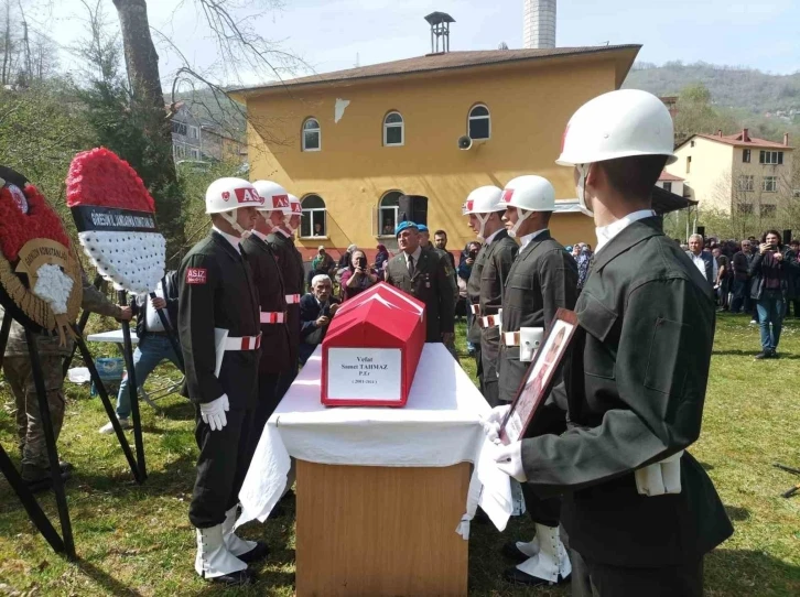 Askeri birliğinde yatağında ölü olarak bulunan asker son yolculuğuna uğurlandı