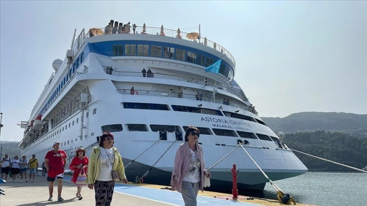 "Astoria Grande" adlı kruvaziyer, Amasra Limanı'na yanaştı