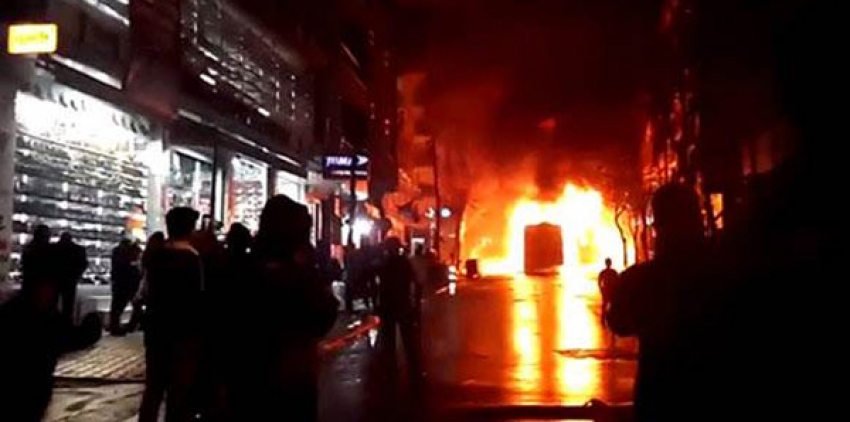 Korsan göstericiler Gazi Mahallesi'nde otobüsü ateşe verdi