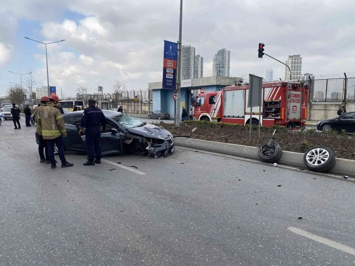 Ataşehir’de kırmızı ışıkta geçen sürücü kazaya sebep oldu: 1 yaralı