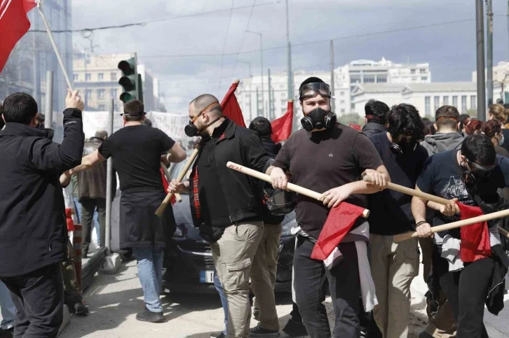 Atina’da tren kazası protestosunda göstericiler polisle çatıştı
