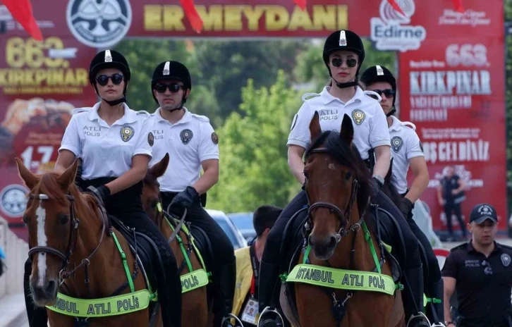 Atlı polisler Kırkpınar’da devriye geziyor
