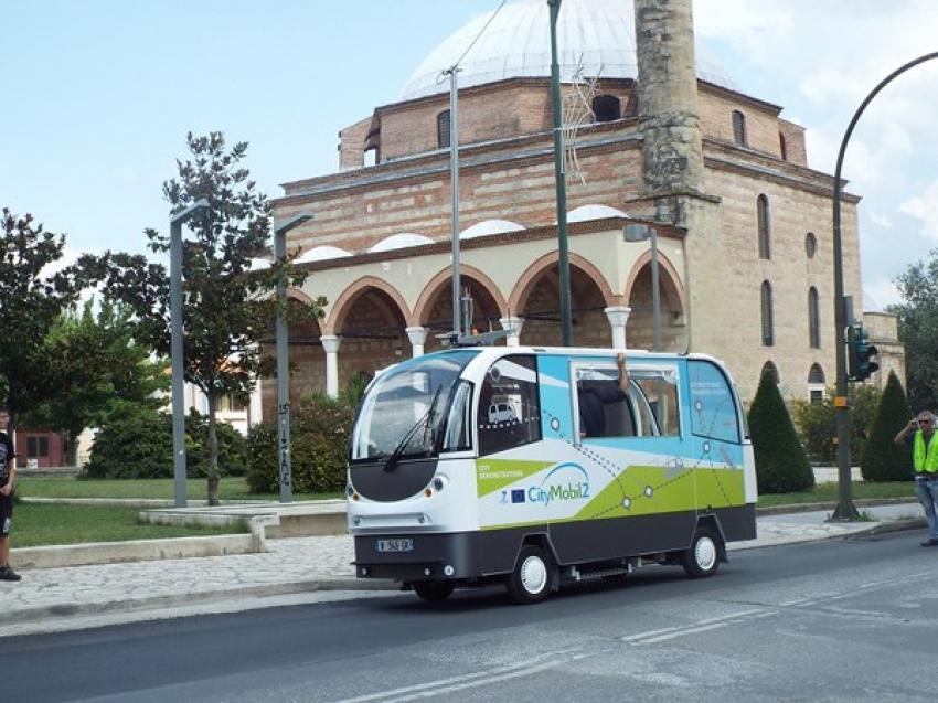 Avrupa'nın ilk şoförsüz minibüsleri yolcu taşımaya başladı