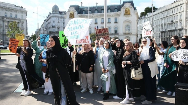 Avusturya'da, Fransa'daki okullarda uygulanan abaya yasağı karşıtı gösteri düzenlendi