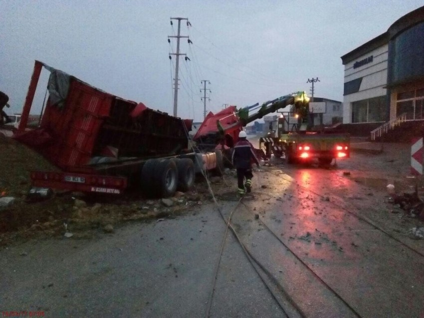 Bursa'da kontrolden çıkan TIR...