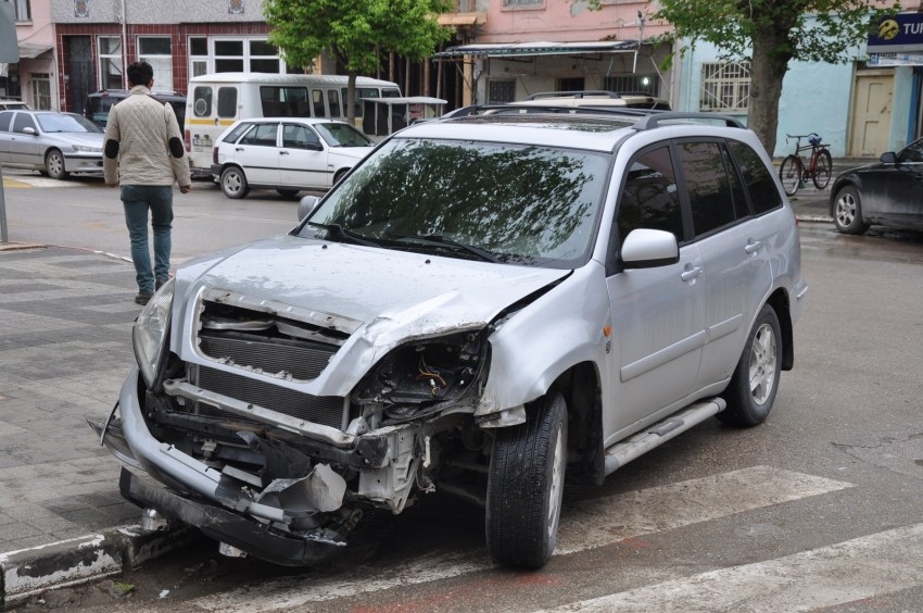 Bursa'da sürücüsüz traktör 4 aracı hurdaya çevirdi