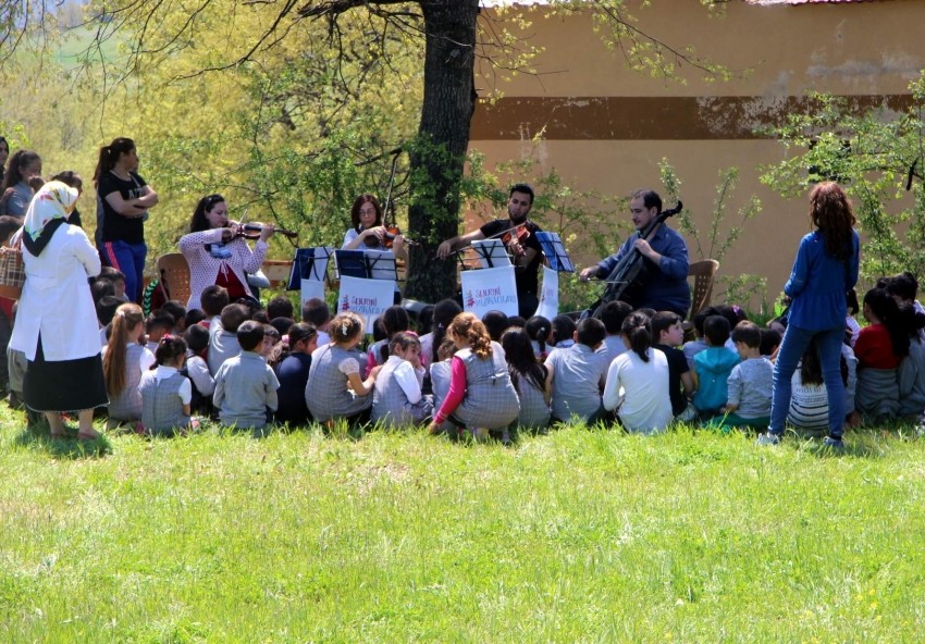 Dağda orkestra kurup köy çocuklarına konser verdiler