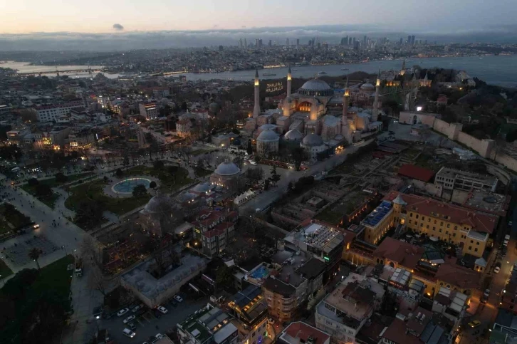 Ayasofya Camii’nin avlusunda vatandaşlar ilk orucunu açtı
