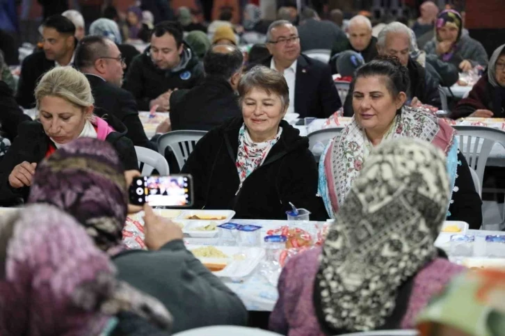 Aydın Büyükşehir Belediyesi iftar sofraları kurmaya devam ediyor
