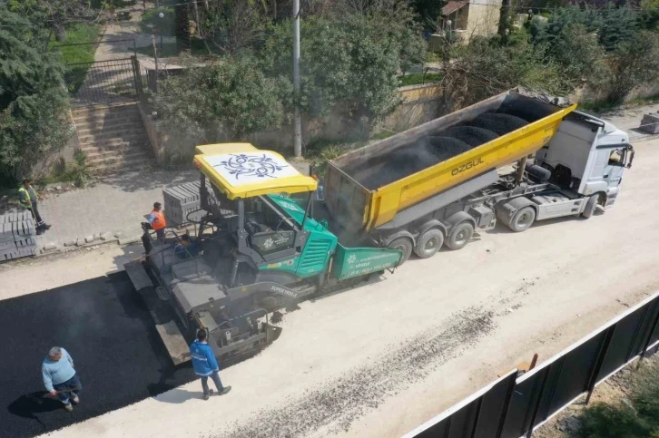 Aydın Büyükşehir Belediyesi Kuşadası’nda yol yapım çalışmalarına devam ediyor
