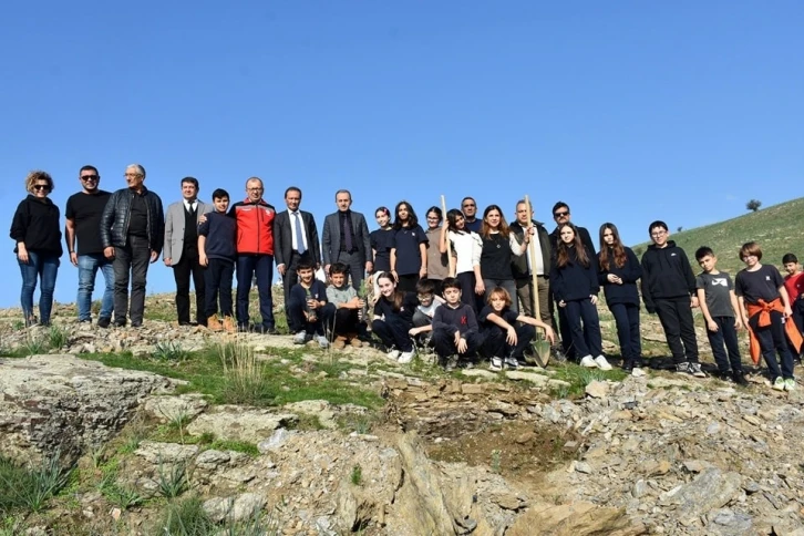 Aydın’da yürütülen proje kapsamında fıstık çamı ve akasya ağacı dikimi yapıldı
