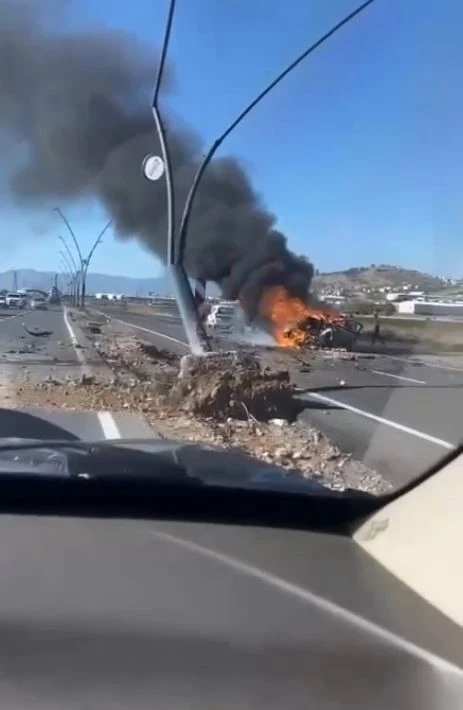 Aydınlatma direğine çarpan otomobil yandı: 1 ölü
