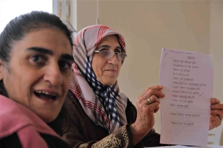 Ayşe teyze, engelli çocuğunu götürdüğü özel eğitim okulunda okuma yazma öğrendi
