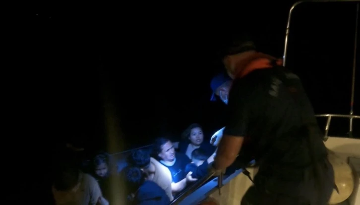 Ayvalık’ta Sahil Güvenlik Türk karasularına itilen 14 düzensiz göçmen ve 13 çocuğu kurtardı
