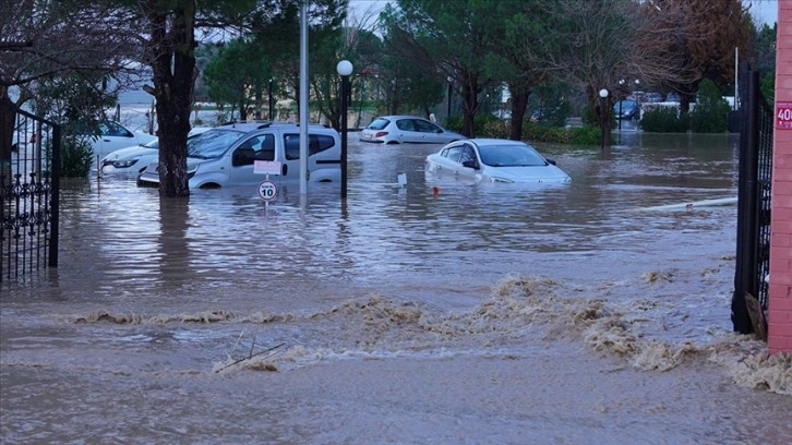 Ayvalık'ta sağanak su baskınlarına neden oldu midibüste mahsur kalan vatandaşlar kurtarıldı