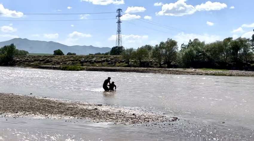 Murat Nehri’nde mahsur kalan çocuğun yardımına vatandaş yetişti