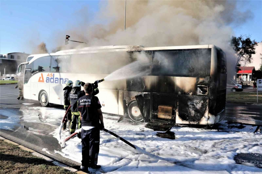 Otogara yolcu almaya giden şehirlerarası yolcu otobüsü alev alev yandı