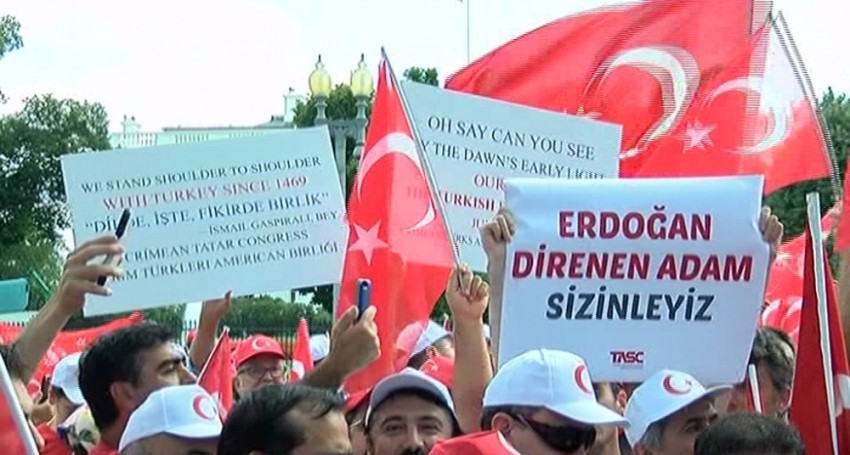 Beyaz Saray önünde FETÖ protestosu