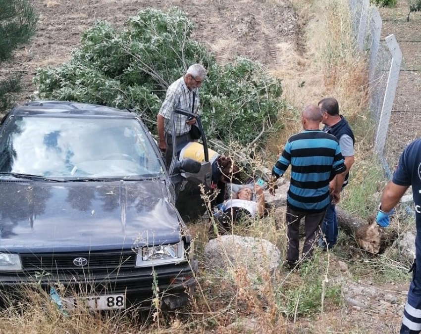 Otomobil şarampole devrildi: 2 yaralı