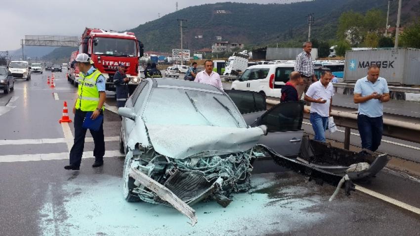 Bariyerlere çarpan araç parçalandı: 2 yaralı