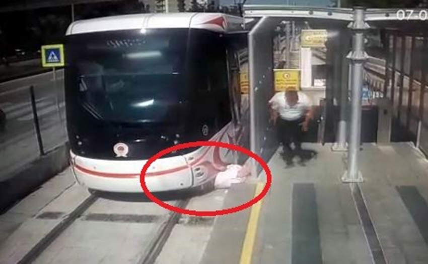 Tramvayın yayaya çarpma anı kamerada