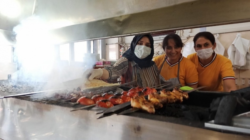 Bursa’nın kebapçı kız kardeşleri