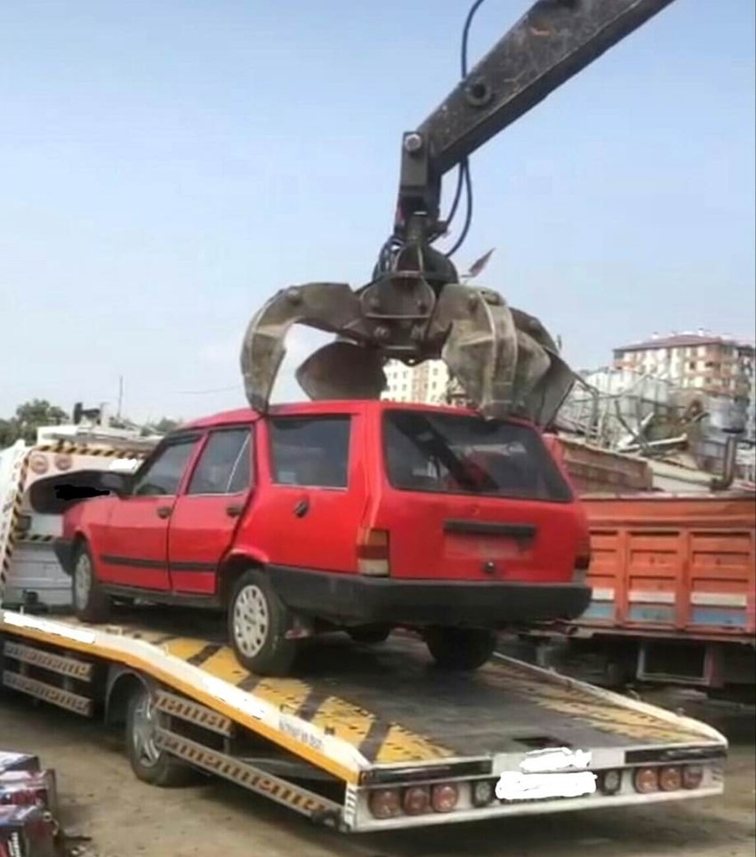 Çekici ile çaldıkları otomobili parçaladılar