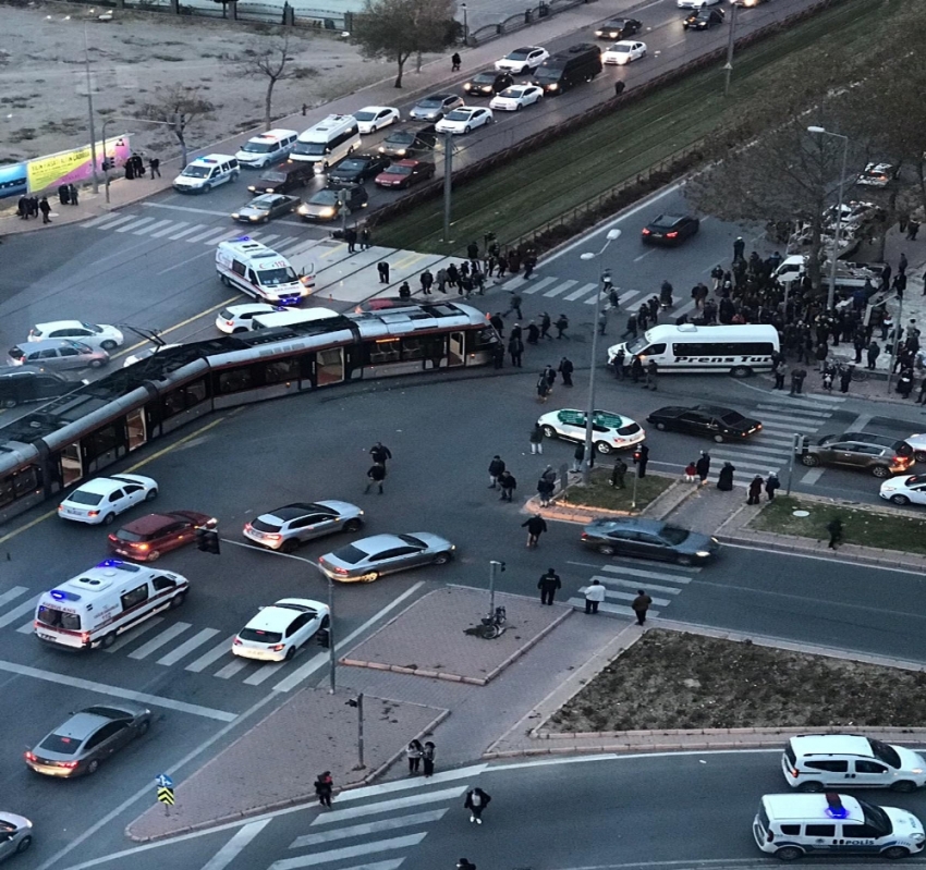 Tramvay öğrenci servisine çarptı: 6 yaralı