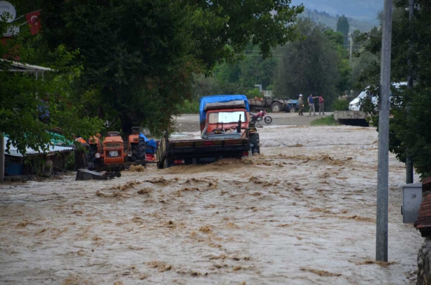 Evleri su bastı, araçlar yolda kaldı