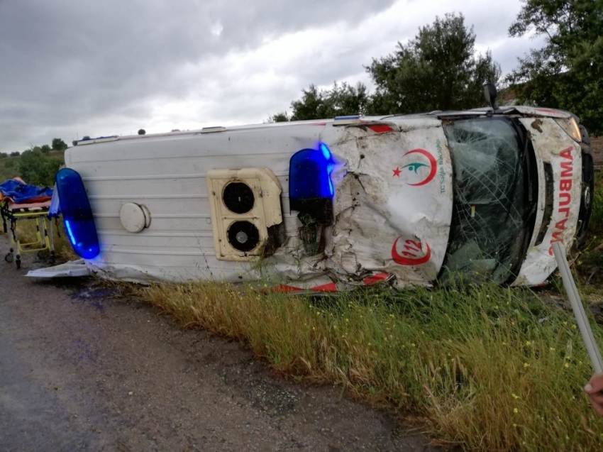 Manisa’da hasta nakil ambulansı kaza yaptı