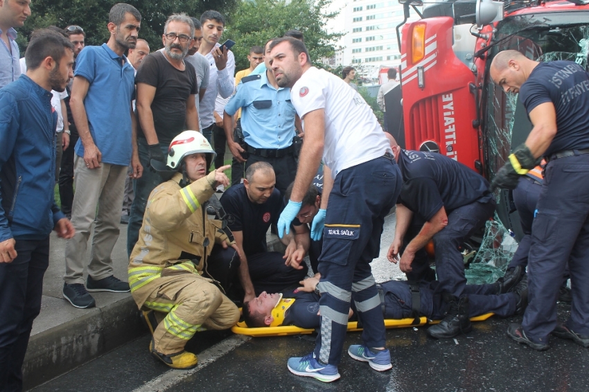 Göreve giden itfaiye aracı devrildi: 3 yaralı