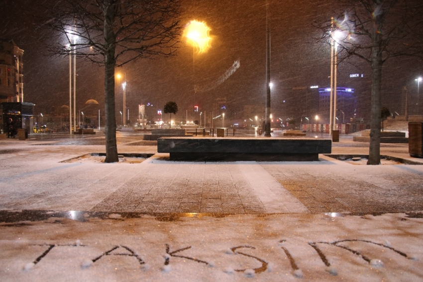 İstanbullular güne beyaz örtü ile uyandı