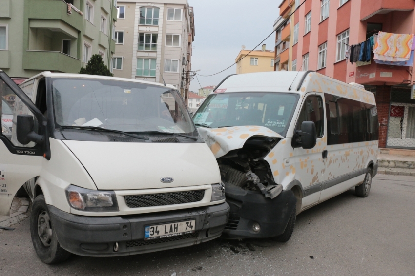 İstanbul’da iki minibüs çarpıştı: 6 yaralı