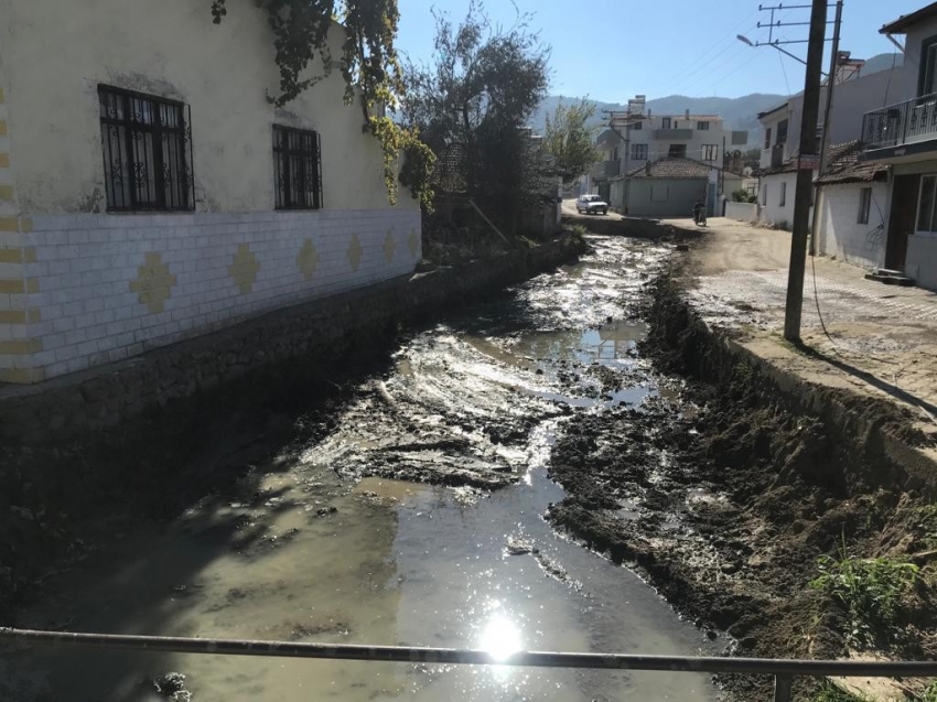 Bin 500 ton balçık ve çöp çıktı