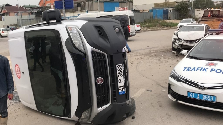 Otomobille çarpışan işçi servisi devrildi: 16 yaralı