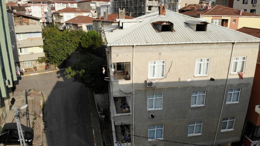 Pendik’te tahliye edilen bina havadan görüntülendi