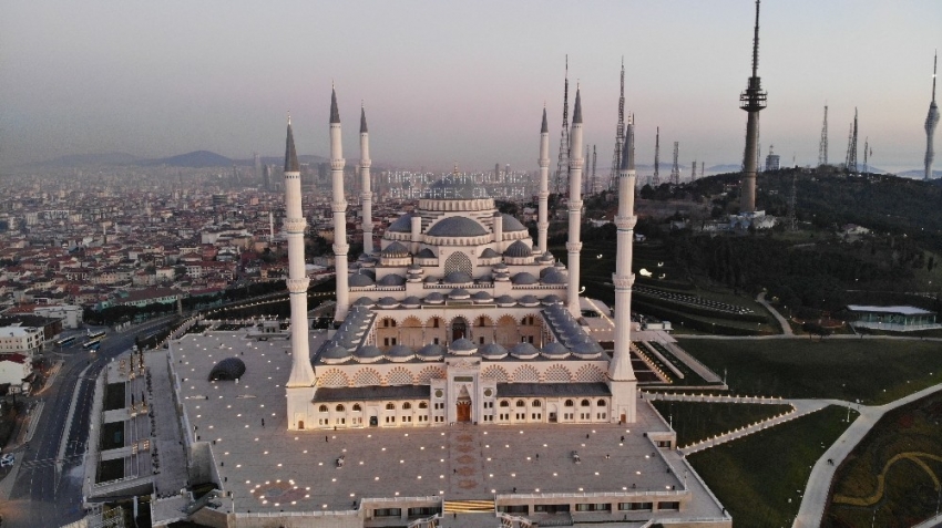 Miraç Kandili’nde korona virüs tedbirleri kapsamında kapatılan Çamlıca Camii havadan görüntülendi