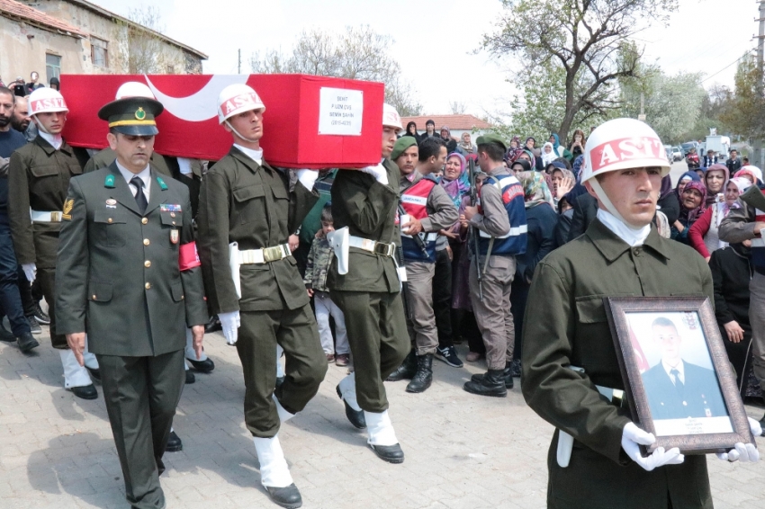 Kırşehirli şehit silah arkadaşlarının omuzlarında uğurlandı