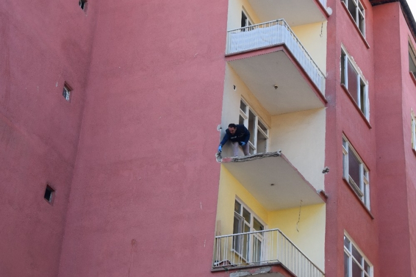 Malatya’da 4’üncü kattan düşen hurdacı hayatını kaybetti