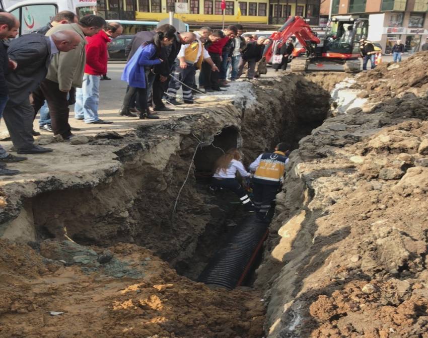 Kanalda çalışırken yol üzerine çöken işçi yaralandı