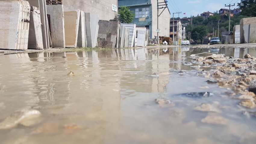 Patlayan su borusu yolları göle çevirdi