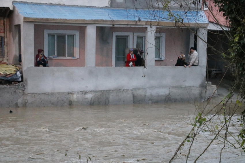 Biriken yağmur suları mahalleyi göle çevirdi